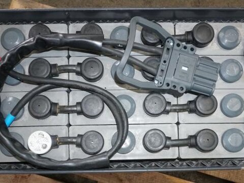 24 Volt 3 PzV 330 Ah 3