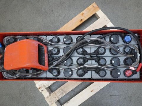 24 Volt 2 PzS 250 Ah 3