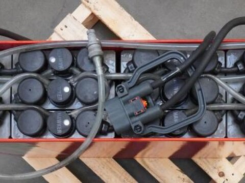 24 Volt 2 PzB 200 Ah 3