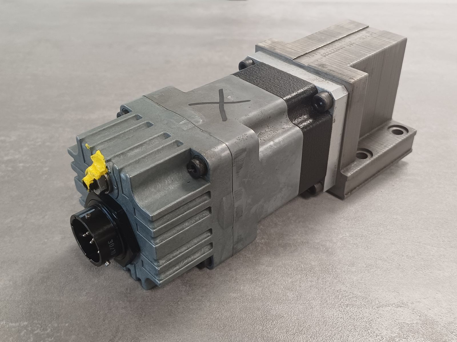 Schrittmotor mittig und seitlich gestellt 3
