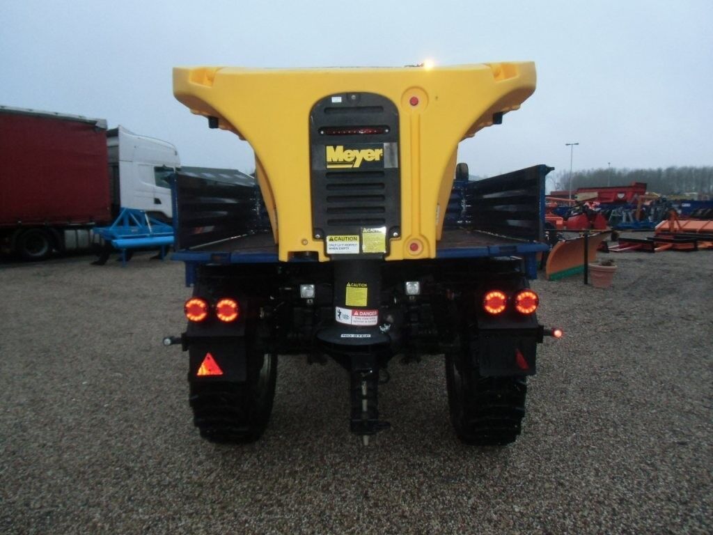 sneeuwschuiven en zoutstrooiers 2