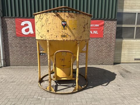 Sonstige betonstortkubel staand rond onderlosser - Gebrui