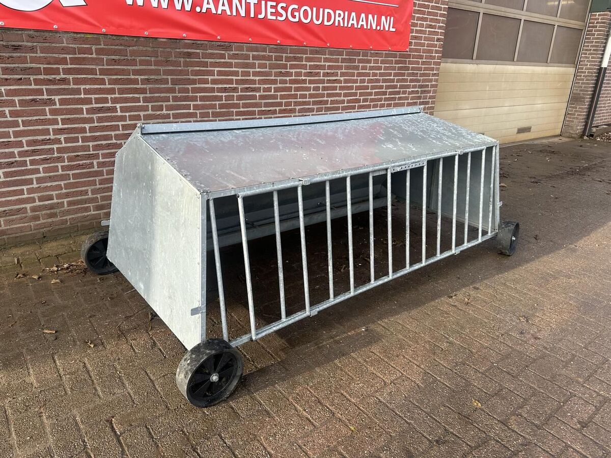 Lammeren voerplaats met overkapping 2