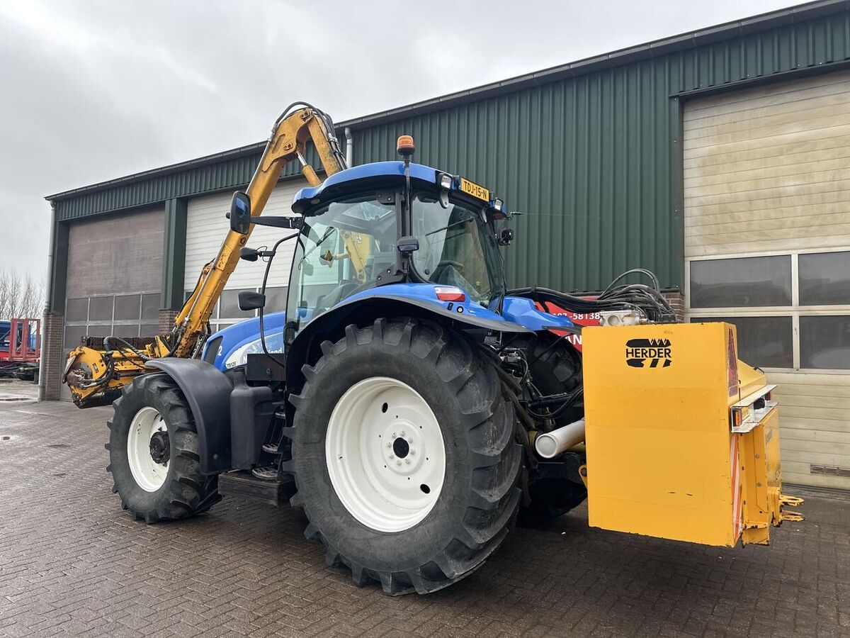 New Holland TSA 125 2