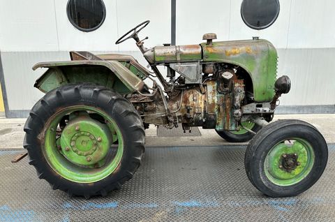 Dieser Mann hat mächtig STEYR: Ein Blick in Europas größte Sammlung von  Oldtimer-Traktoren
