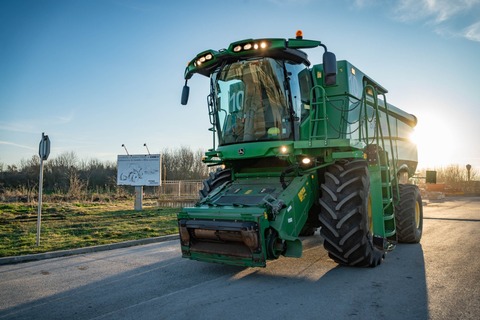 John Deere S670