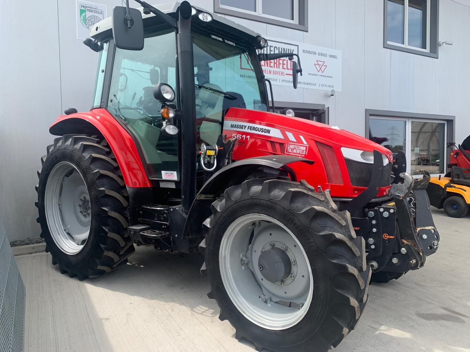 Massey Ferguson MF 5611 Dyna-4 Efficient 2