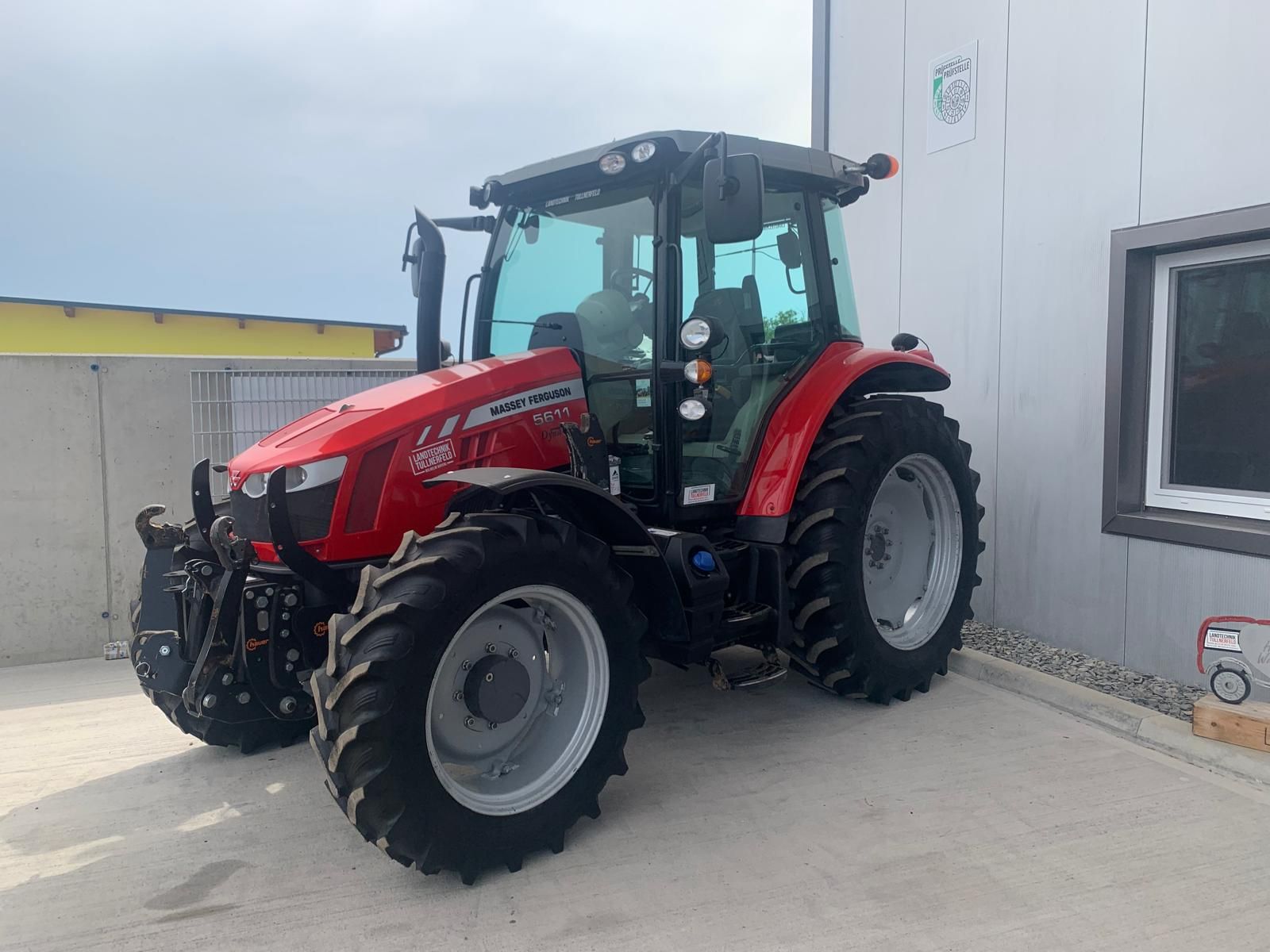 Massey Ferguson MF 5611 Dyna-4 Efficient 3