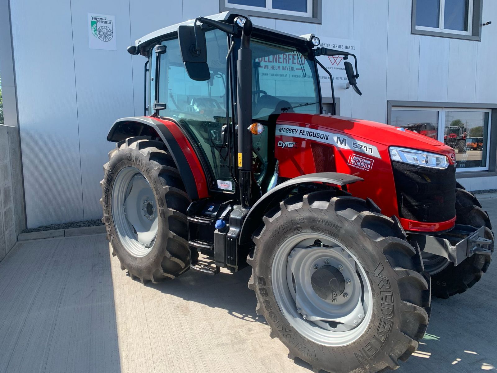 Massey Ferguson MF 5711 M 2