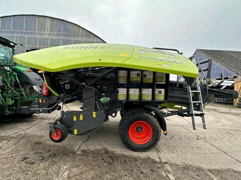 <strong>CLAAS Quadrant 4000</strong><br />