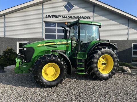 John Deere 7820  