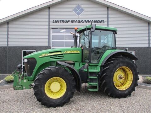 John Deere 7820  