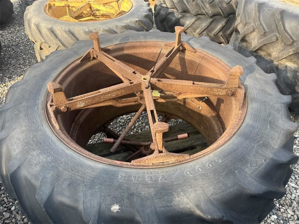 Good Year 13,6 -38 Molcon 5 arme bred 2