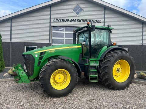 John Deere 8230 