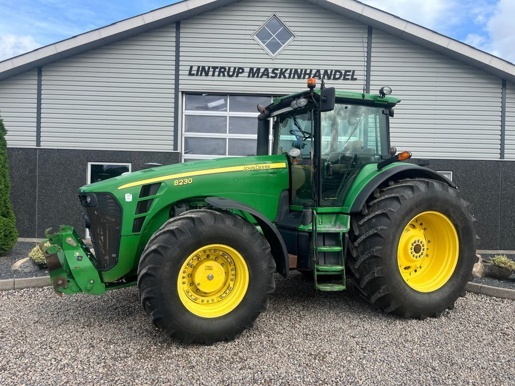 John Deere 8230 Med frontlift 1