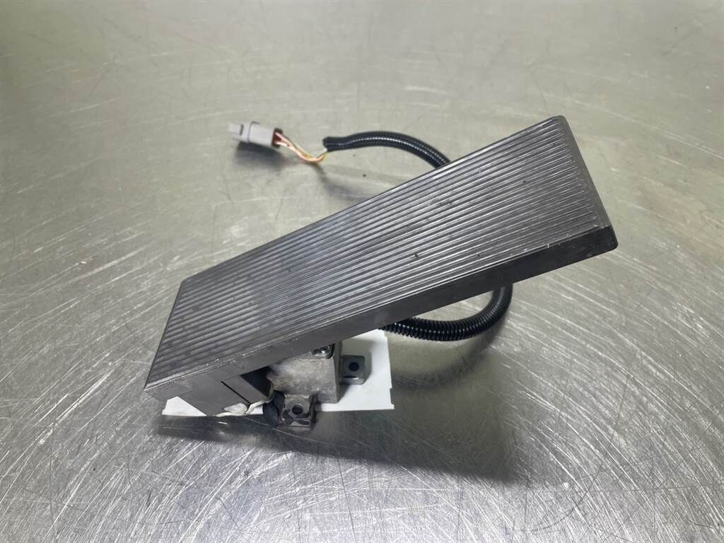 12MTX-5270656-Gas pedal 2
