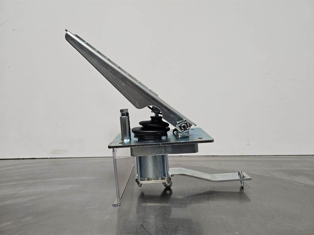 TL/SKL/SKS-5692657905-Gas pedal 2