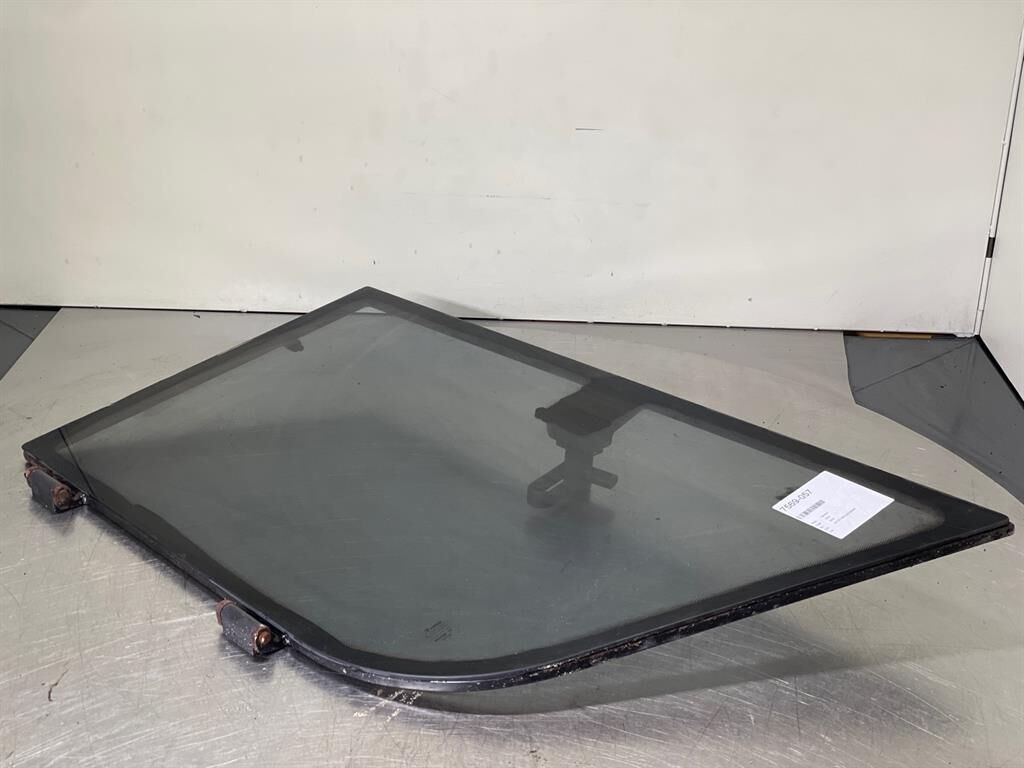 L524-12876212-Knockout window right 3