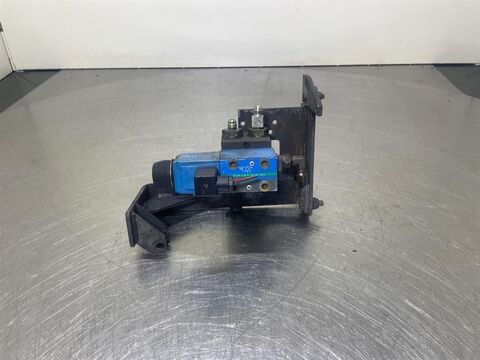 Sonstige Vickers DG4V3S2ALHMUH560 - 24VDC - NG6 Assembly