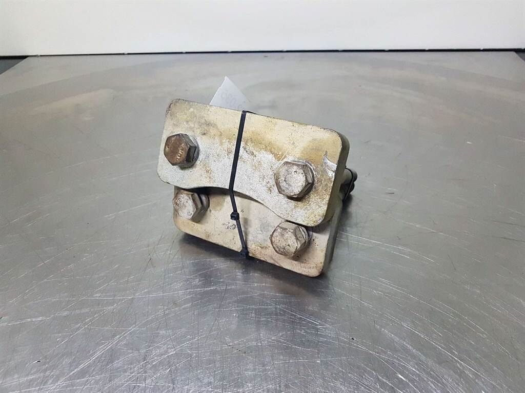 L506C-93015229/4600965-Axle mounting/Klemplatte 2