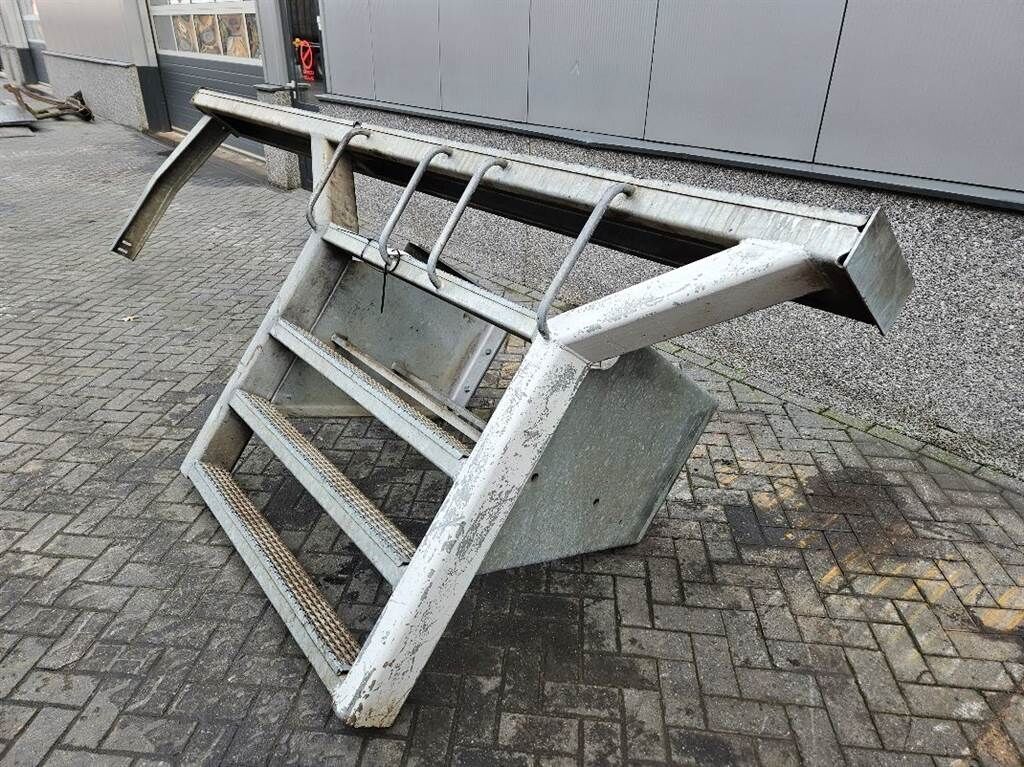 LH80-94029536-Stair panel/Trittstufen/Traptreden 2