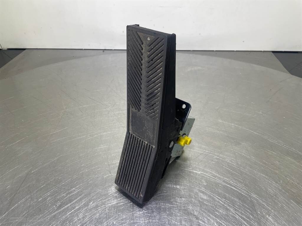 12MTX-5270642-Control pedal boom 1