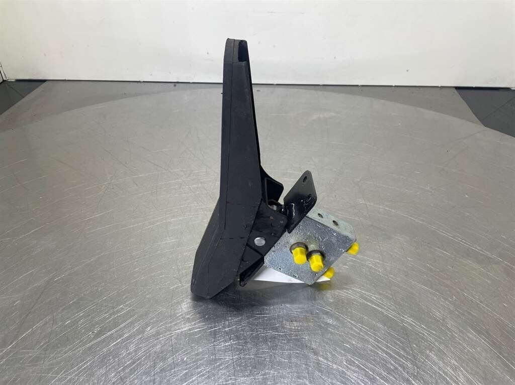 12MTX-5270642-Control pedal boom 2