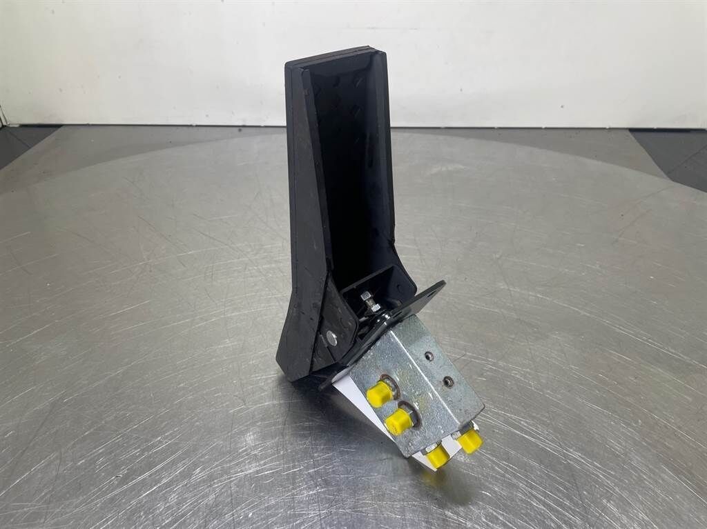 12MTX-5270642-Control pedal boom 3