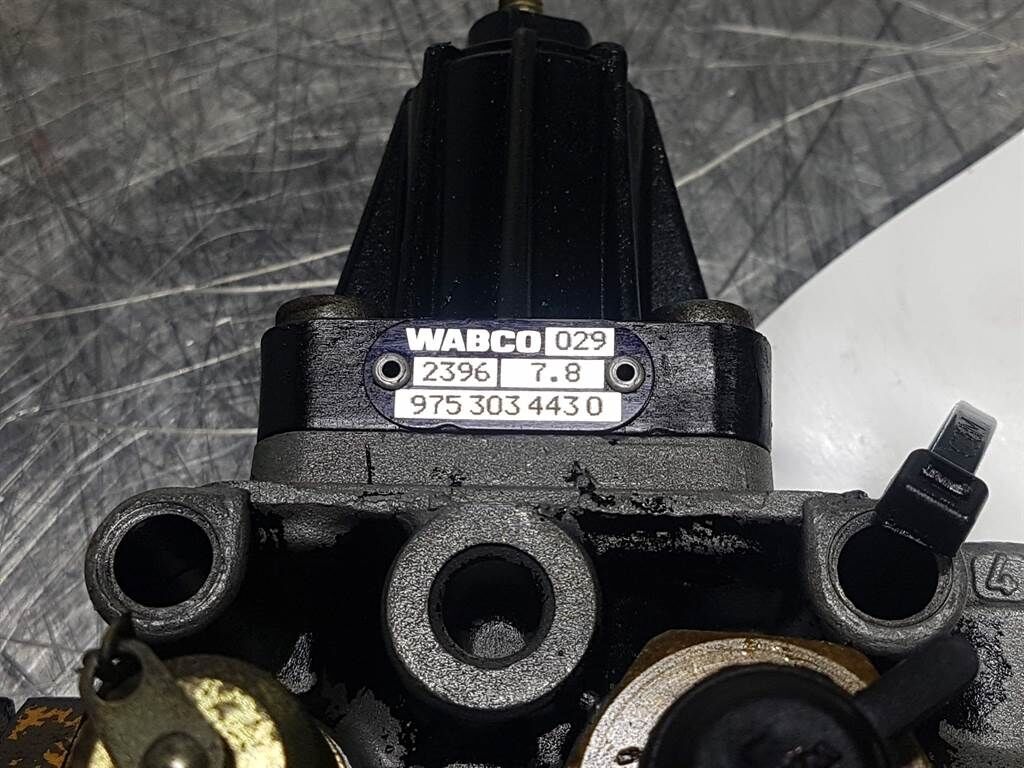 WG18 - Wabco 9753034430 - Pressure controller 3