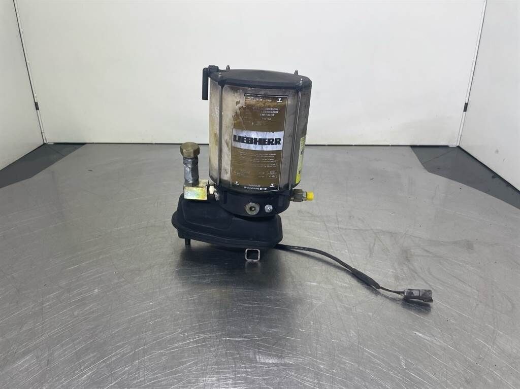 A934C-10228443-Lubricating pump/Vetsmeerpomp 1