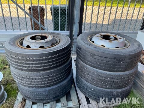 Sonstige Däck med fälg 245/70R19.5