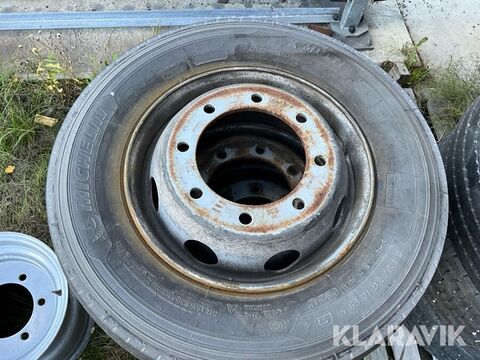 Däck med fälg 245/70R19.5 2
