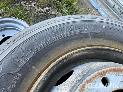Däck med fälg 245/70R19.5 3