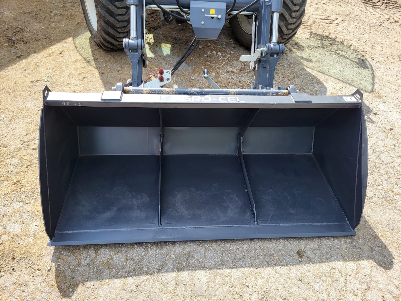 Frontladerschaufel mit Euroaufnahme  3