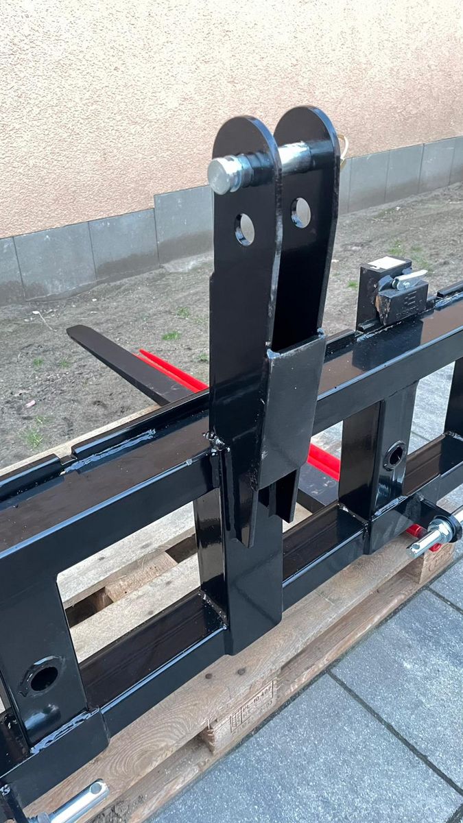 Palettengabel mit Dreipunktaufnahme. Inklusive B 2