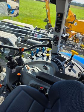 New Holland T5.75