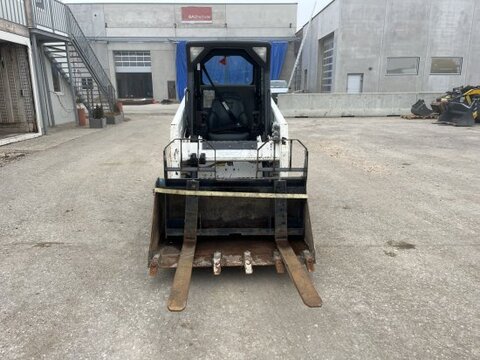 Bobcat S100 mit Schaufel und Gabel 3