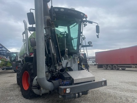 Gülleselbstfahrer Xerion 3300 Saddle Trac mit SG 2
