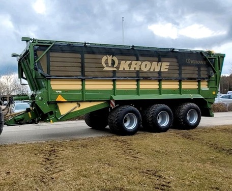 Krone Häckselwagen TX 560, Tridemachse