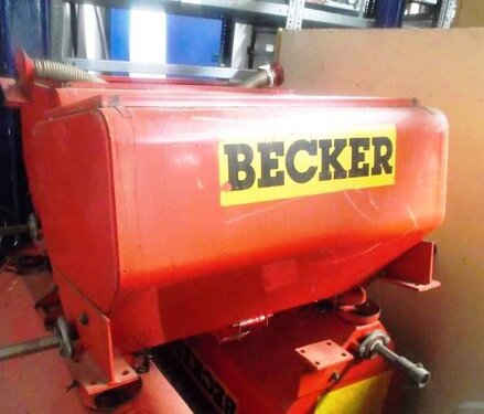 4x Becker Düngertank mit je zwei Ausläufen