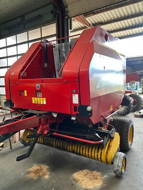 New Holland BR 750