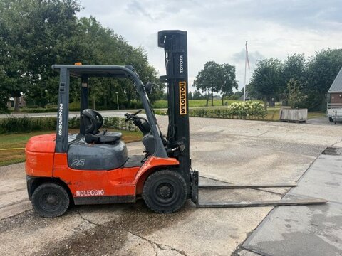 Toyota 7FD25 2500 KG heftruck Diesel Triplo mast Sidesh