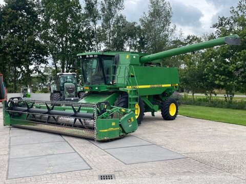 John Deere CTS Mähdrescher mit Klimaanlage, Mähbalken, 2WD