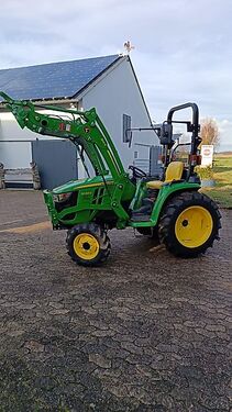 John Deere 3038 E mit Frontlader John Deere 300E  Ackerschl