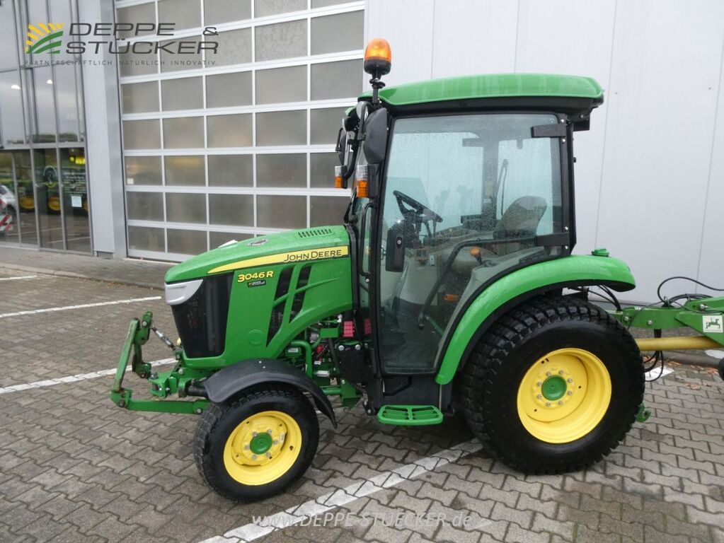 John Deere 3046R 1