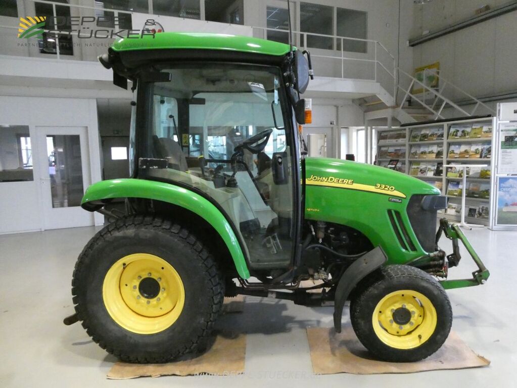 John Deere 3320 3