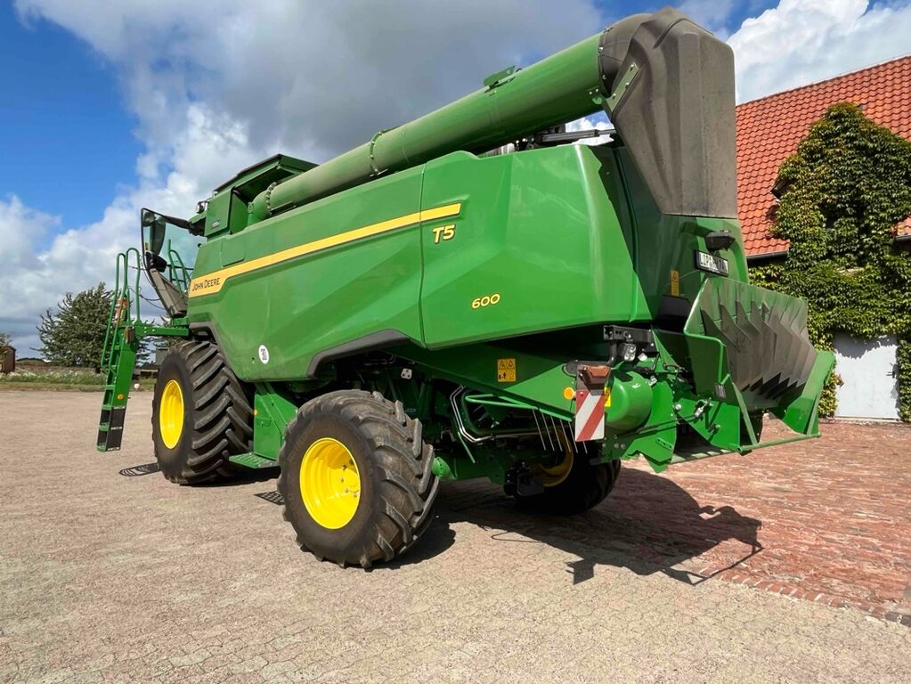 John Deere T5 600  2