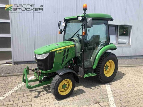 John Deere 3046R