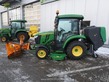 John Deere 3046R mit Schneeschild u.v.m.