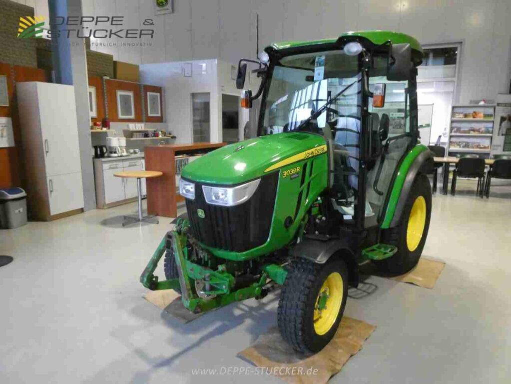 John Deere 3039R 1